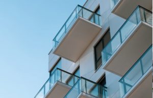 Was ist bei der Sanierung eines Fertighauses zu beachten?